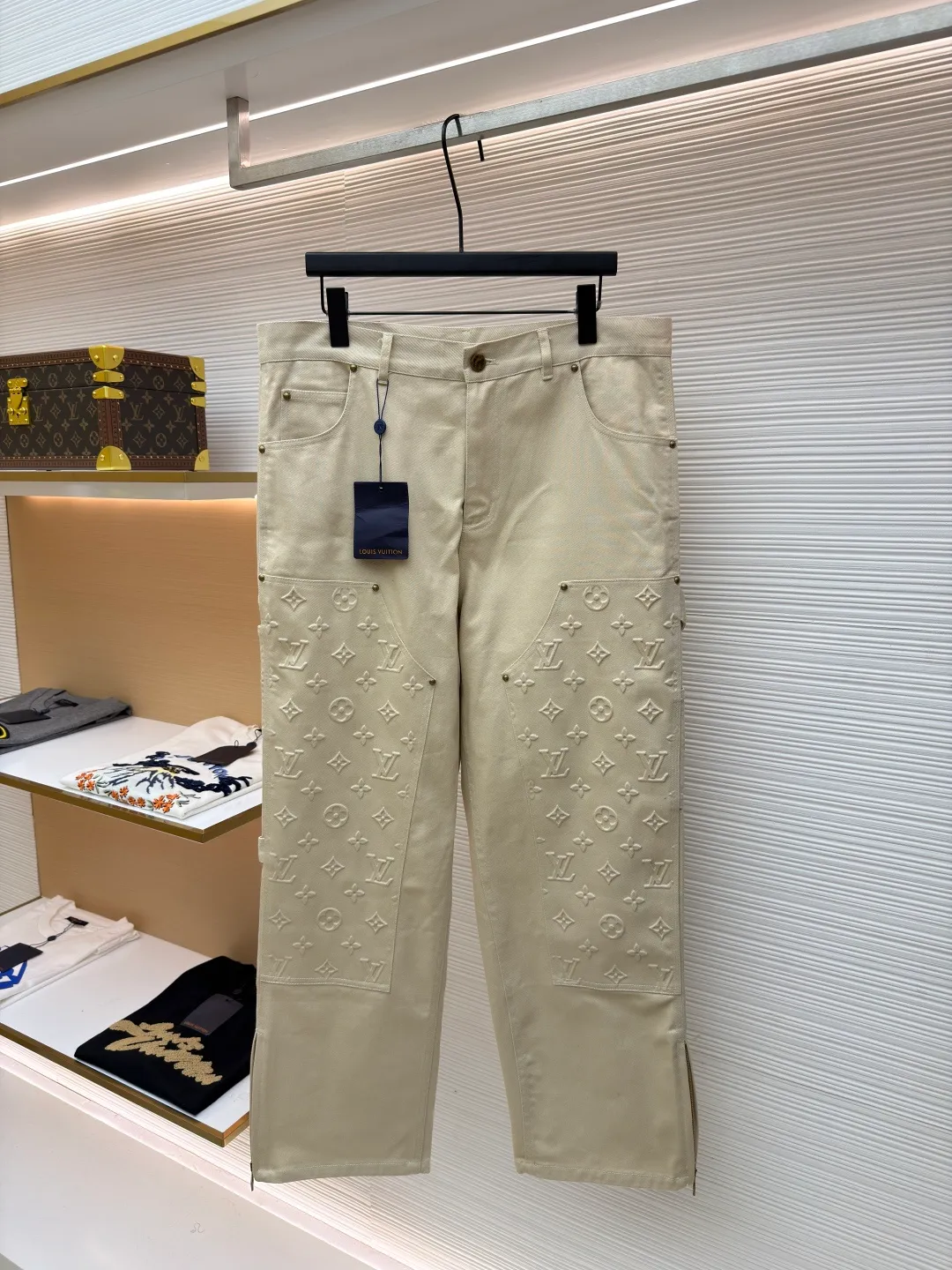 LOUIS VUITTON embossed denim trousers ●Original version: Purchased and developed by 17576 ●Item number: 1681329-B70 ●Material: denim fabric ●Technology: embossed embossed production ●Color: Khaki ●Type: fitted version ●Weight: about 840 grams ●Size: S-M-L-XL ●Description: Leg zipper slit design Clear traces of engraved logo Every detail strictly follows the original version The overall washing process uses heavy fermentation to wash and stir-fry the colors. Each pattern is filled with silicone to prevent dents. It is made by spraying and splicing. The thighs are decorated with Monogram pockets. 1V jacquard details are aligned. The embossed embossing pattern is clear. The pockets are made of fine workmanship. Straight lines. A total of 15 1V engraved buttons throughout the body. Customized brand logo patch logo on the inside. Embellished with hidden zipper fly. YB hardware molded custom buttons Customized new logo leather on the back and a full set of accessories. The overall wiring is straight and delicate, the fabric is comfortable and soft, and the color is consistent without color difference. It can be matched with the same style to create a fashionable look and control various occasions. Customized accessories, complete with three standards, same style for men and women!